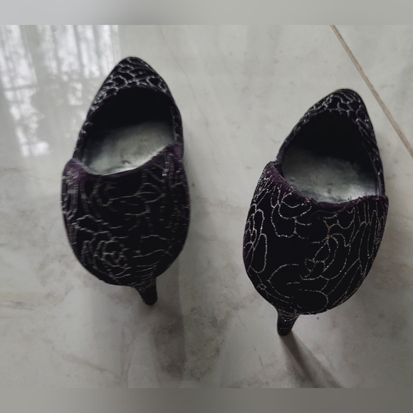 Gorgeous silver and black pumps! - Picture 6 of 7